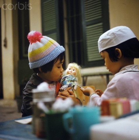 Hà Nội 3.1973. Các bé gái chơi trò "Bác sĩ, bệnh nhân" trong một nhà trẻ thuộc khu vực Nghi Tàm, Hà Nội. Ảnh. © Werner Schulze-dpa-Corbis.